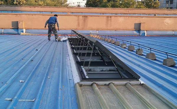 某区域性物流仓储中心横山排烟窗系统安装项目